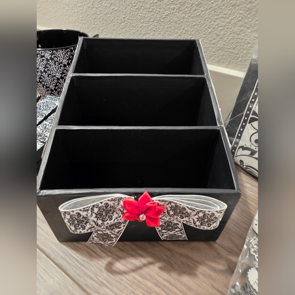 Damask Decorations - Picture 3 of 6